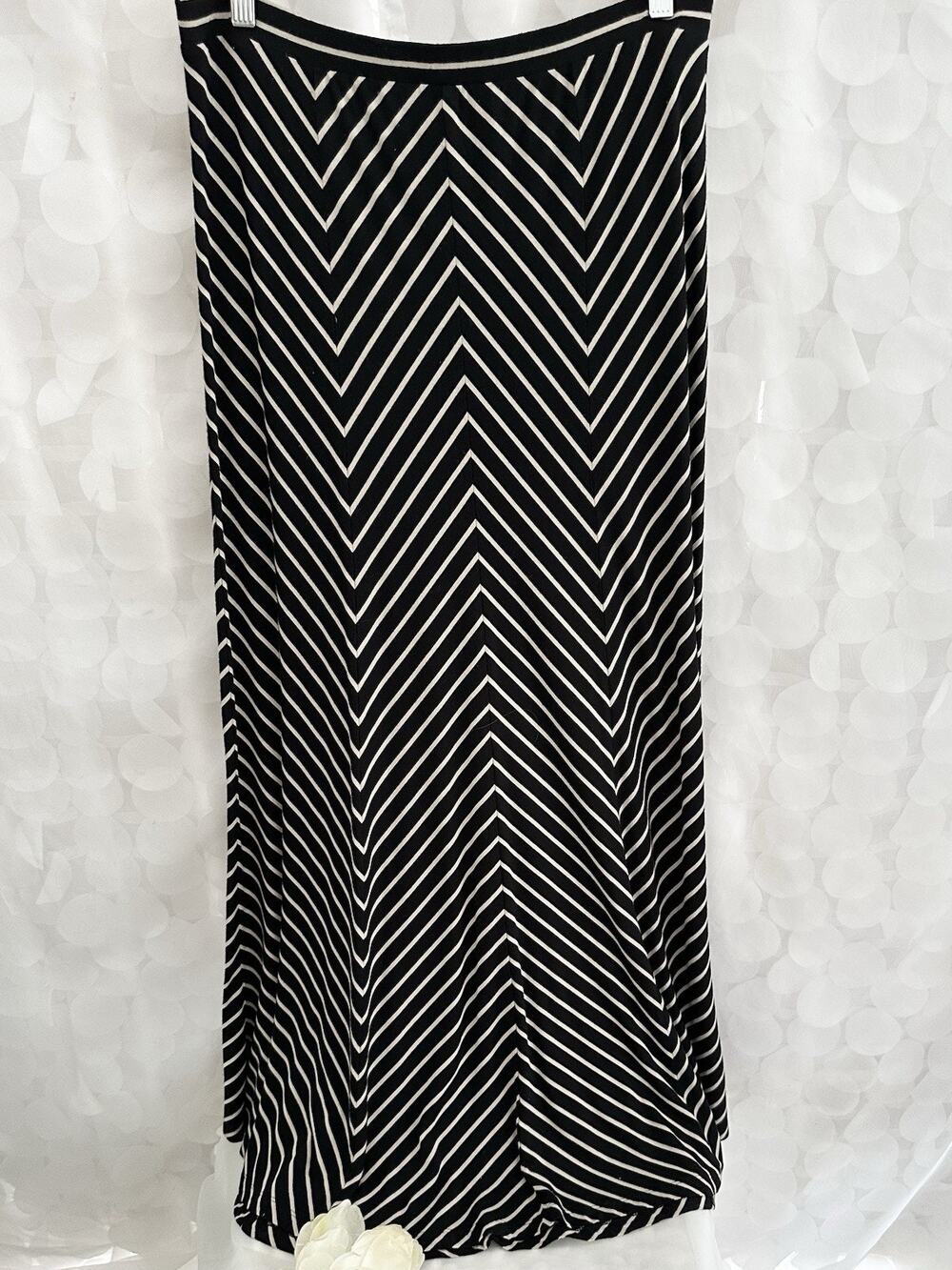 Ann Taylor Long Black Tan Chevron Stripe Maxi Skirt Sz M Flowy Career Classic